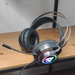 🎧 ICONIC RGB Gaming Headset – Great Sound & Style!