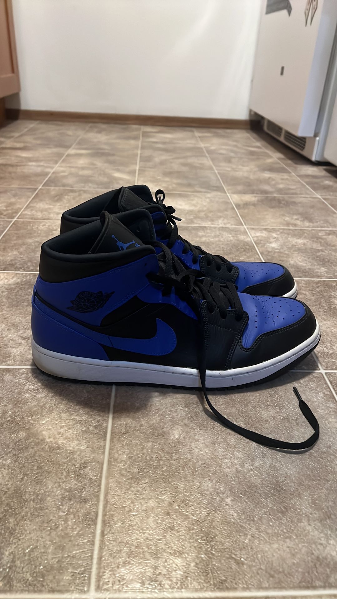 Jordan 1 Mid Hyper Royal