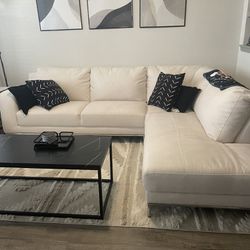 Wynn White Right Chaise Sectional 