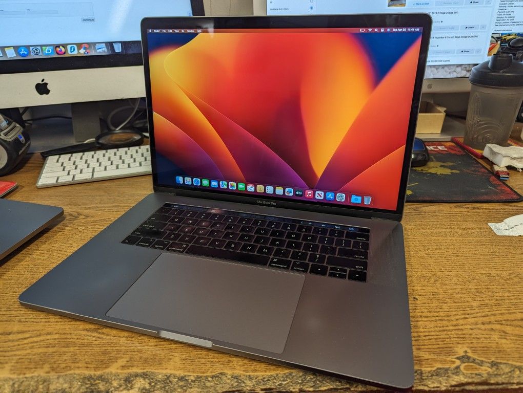 MacBook Pro 15" 2017 Touchbar Quad Core i7 16gb 256gb SSD Dual GPU