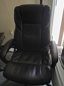 Big nice comfy black desk  chair,it leans back and has wheels