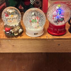 4 Snow globes, 3 Play Music