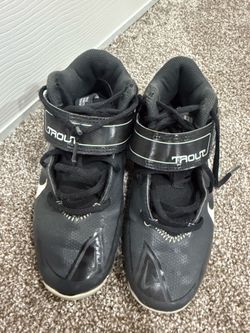 Baseball shoes