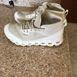 Womens 11 Men’s 9.5 waterproof cloud wanderer on cloud mid top ivory, hiking sneakers, shoes