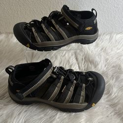 Size 4 Keen sandals