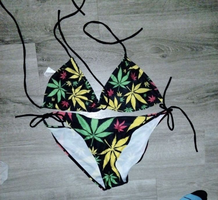 GREAT CONDITION BATHING SUIT WEED /UNIQUE DESIGN (PERFECT FOR BEACH , HOT GIRL SUMMER AND MORE)