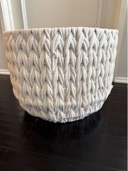 White wicker storage basket (18”)