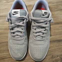 Light Gray And Black Genuine Leather Nike Mens Size 10.5  Sneakers