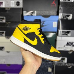 Size 8.5M - Jordan 1 Mid “New Love”