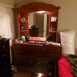 Dresser With Mirror 
