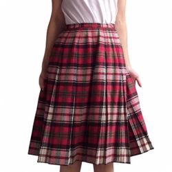 Red and white plaid pleated midi skirt with a retro vibe #plaid #midi Vintage by Bobbie Brooks