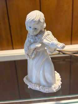 Vintage violin cherub