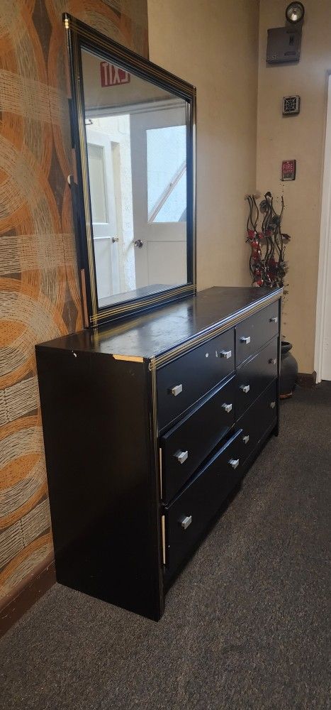 Dresser For Bedroom With The Mirror