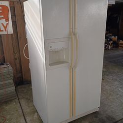 refrigerator full size with ice and water in the door