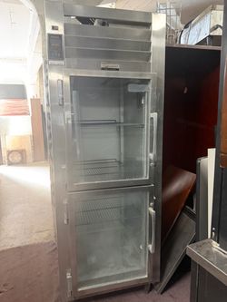 Traulsen AHT-32WUTH 2-half door beverage cooler