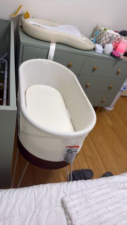 Like new 2026 Snoo Bassinet, with snoo sacks