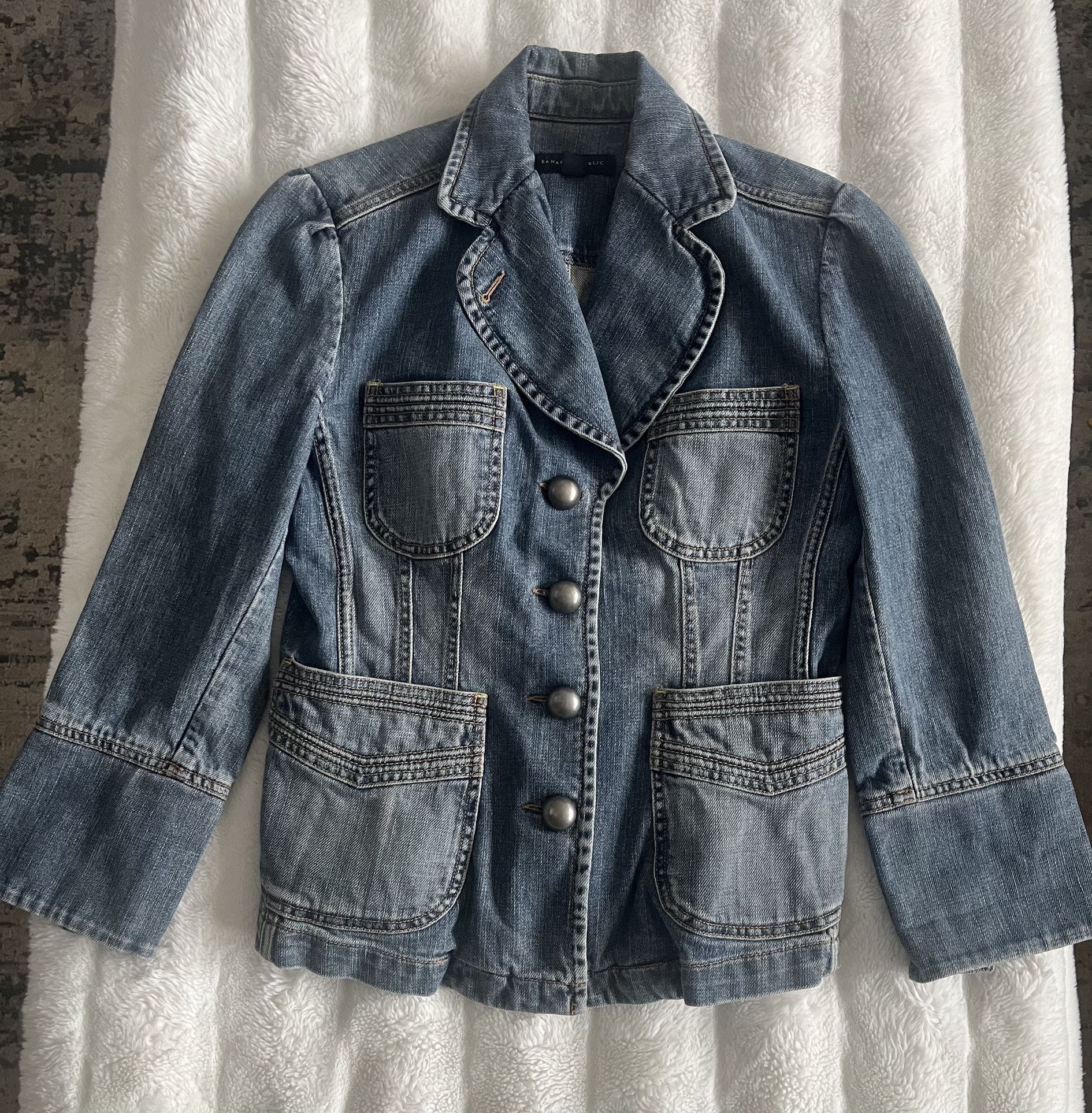 Banana Republic Women’s Fitted Jean Jacket Size 4