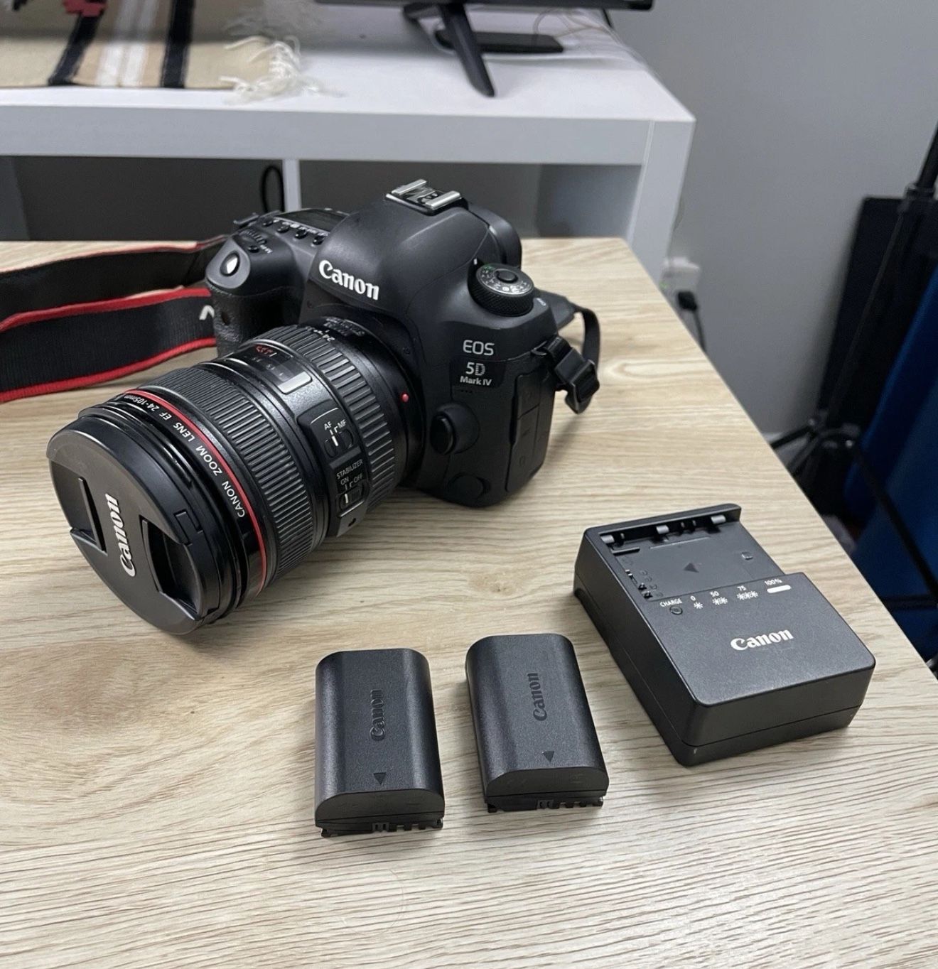 Canon EOS 5D Mark IV 30.4MP DSLR Camera Body with 24-105 lens & batteries.