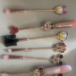 Mickey And Friends Makeup Brushes 