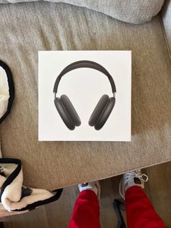 Air Pod Max’s space gray