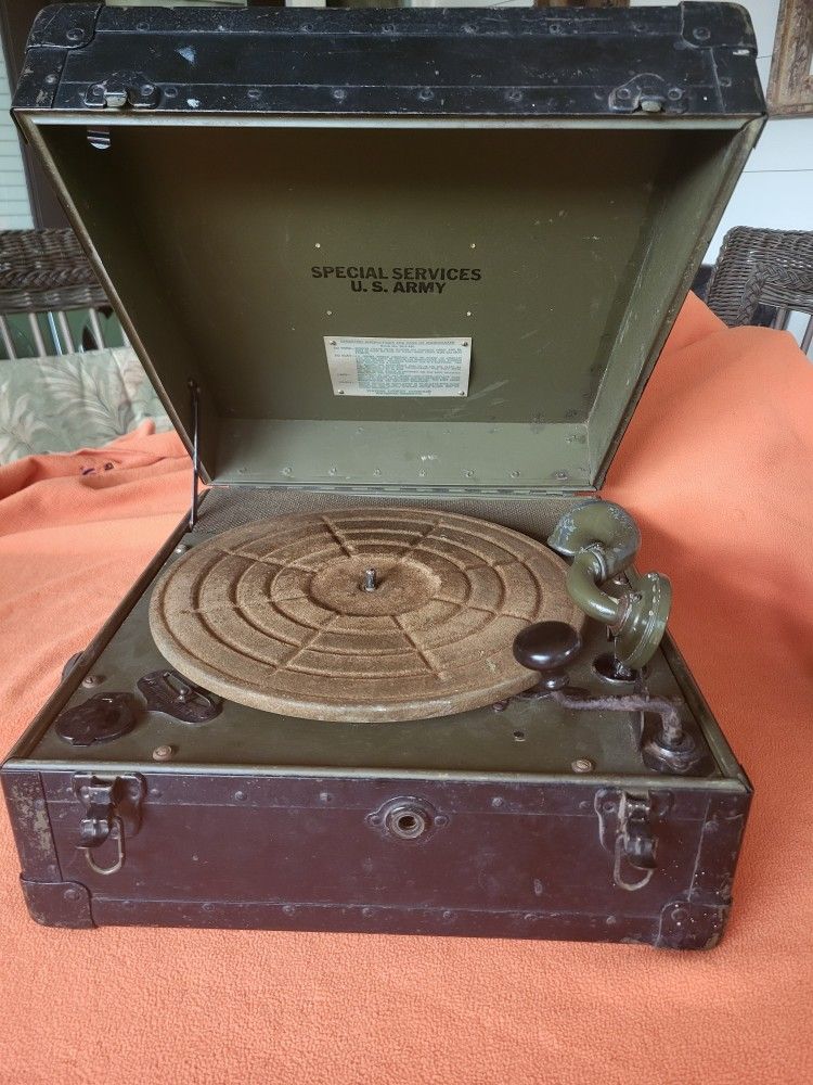 US ARMY  SPECIAL SERVICES Phonograph 