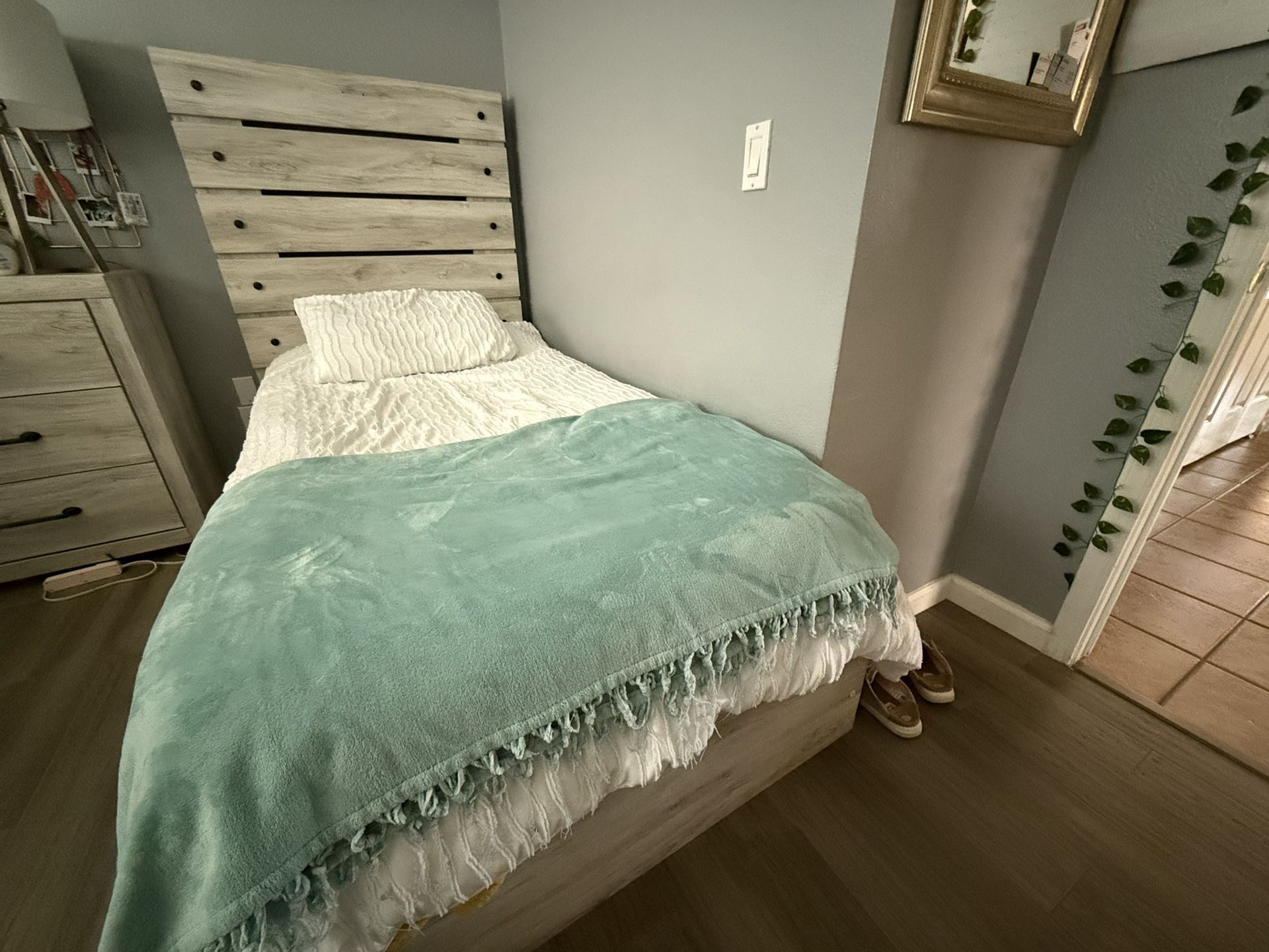 Cambeck Twin Panel Bed