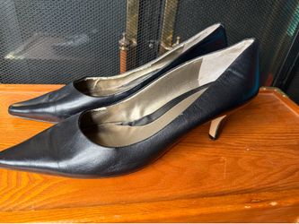 Ladies sz 10 BLACK LEATHER BANDOLINO POINTY 2” PUMPS