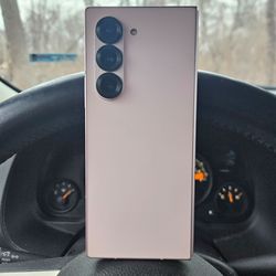 Z Fold 6 (White 🤍) • 256 GB • UNLOCKED 🔐 • Mint (Price Firm)