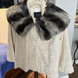 Women’s Terry Lewis Classic Luxuries NEW Off White With Faux Fur Collar 