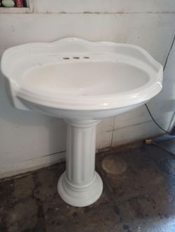 Vicki 22 in. Pedestal Combo
