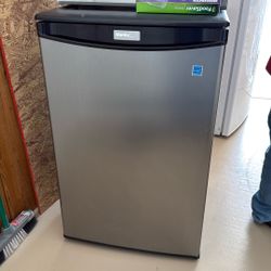 Mini Fridge 