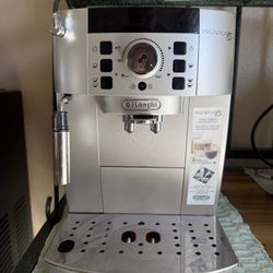 DeLonghi Magnifica XS Automatic Espresso & Coffee Machine – Grinder Built In 