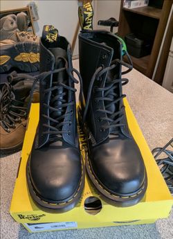 Women's Doc Martens sz 9 boots $70.