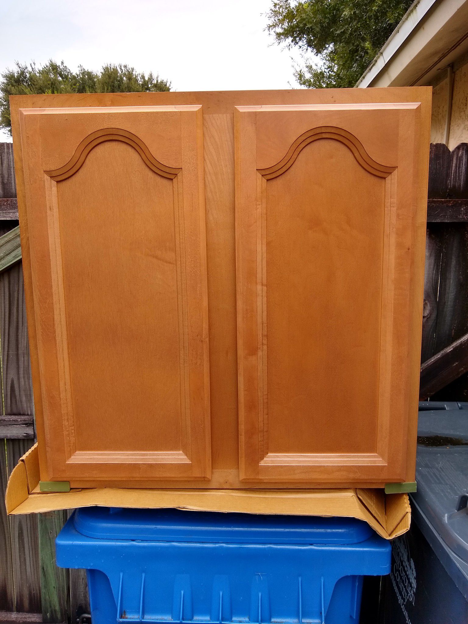 Kitchen cabinets, Shenandoah Cathedral in a maple spice finish New in the boxes.