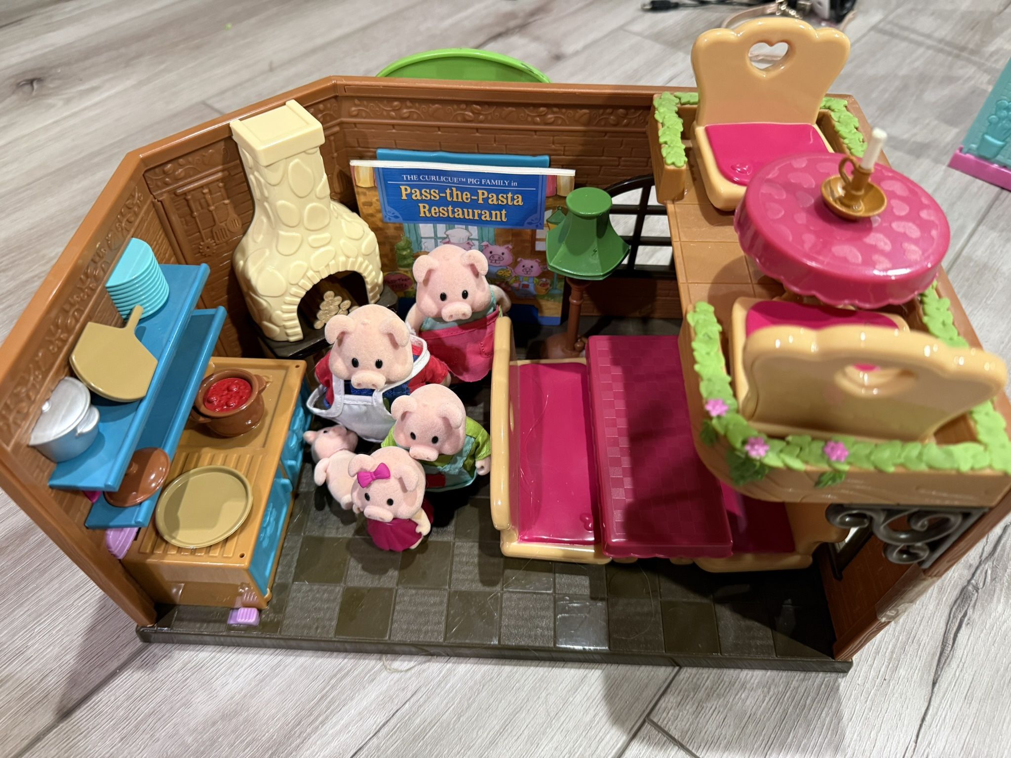 Lil Woodzeez Restaurant With Pig Family