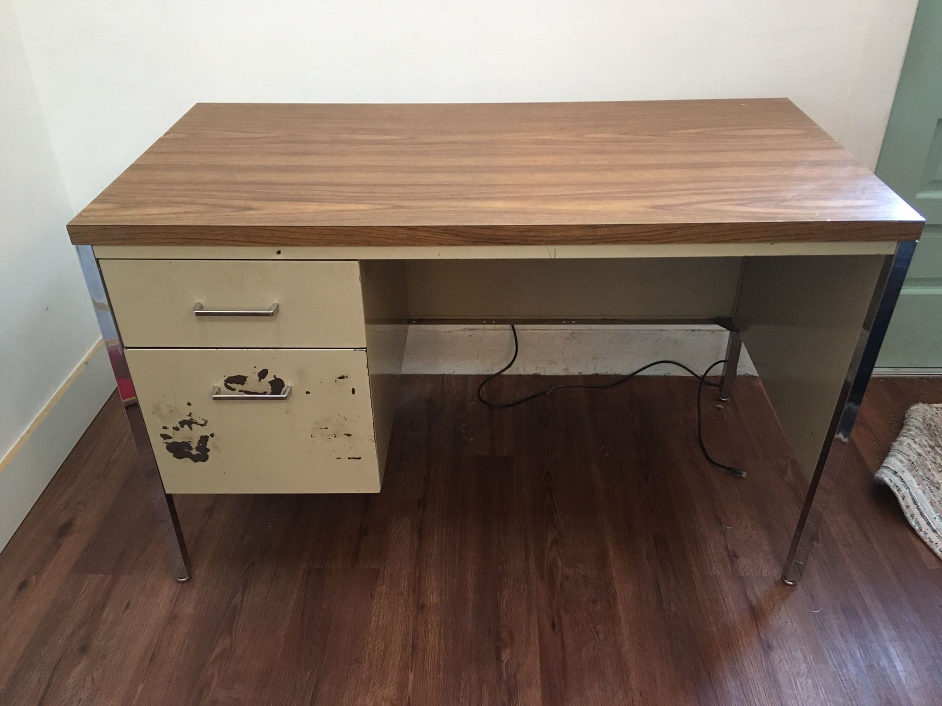 Free Metal Desk- A Great Project for Someone! Located In Steilacoom