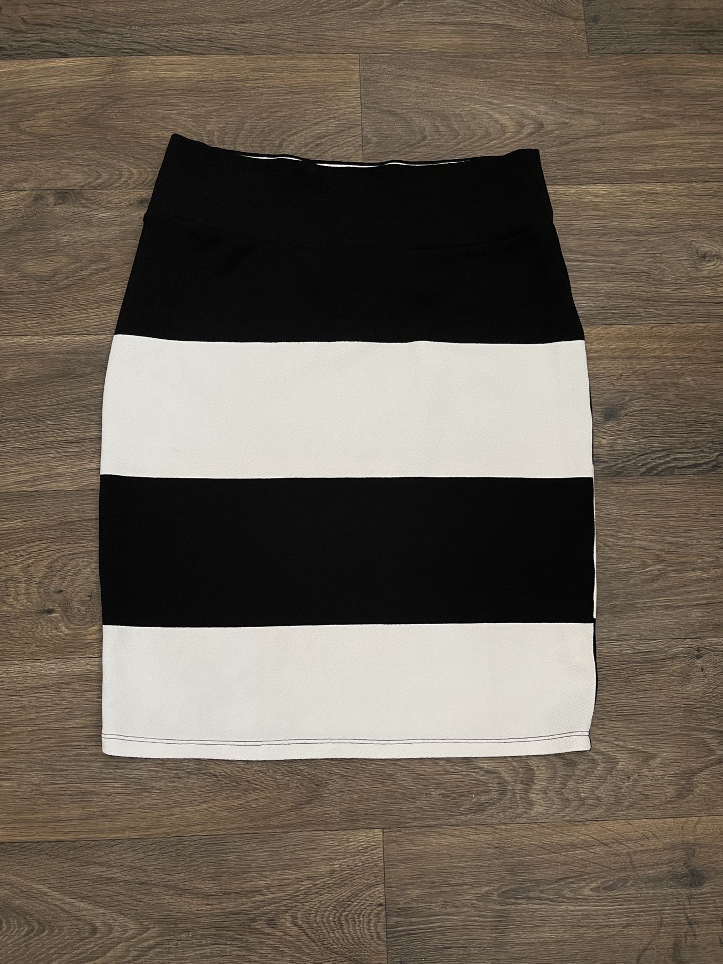 Women’s LulaRoe Skirt Size XL Black White Wide Striped Stripes
