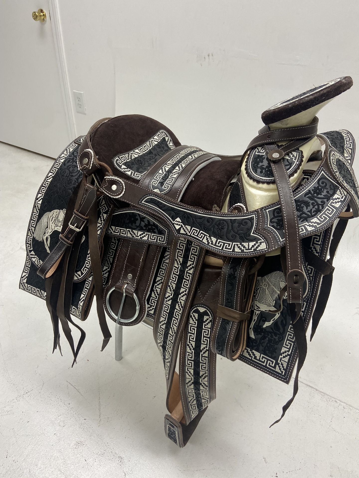 Preciosa Montura Charra Súper Bordada Con Cantinas Cuadradas