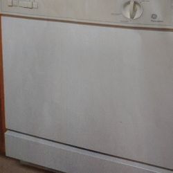 General Electric Very Clean Dishwasher