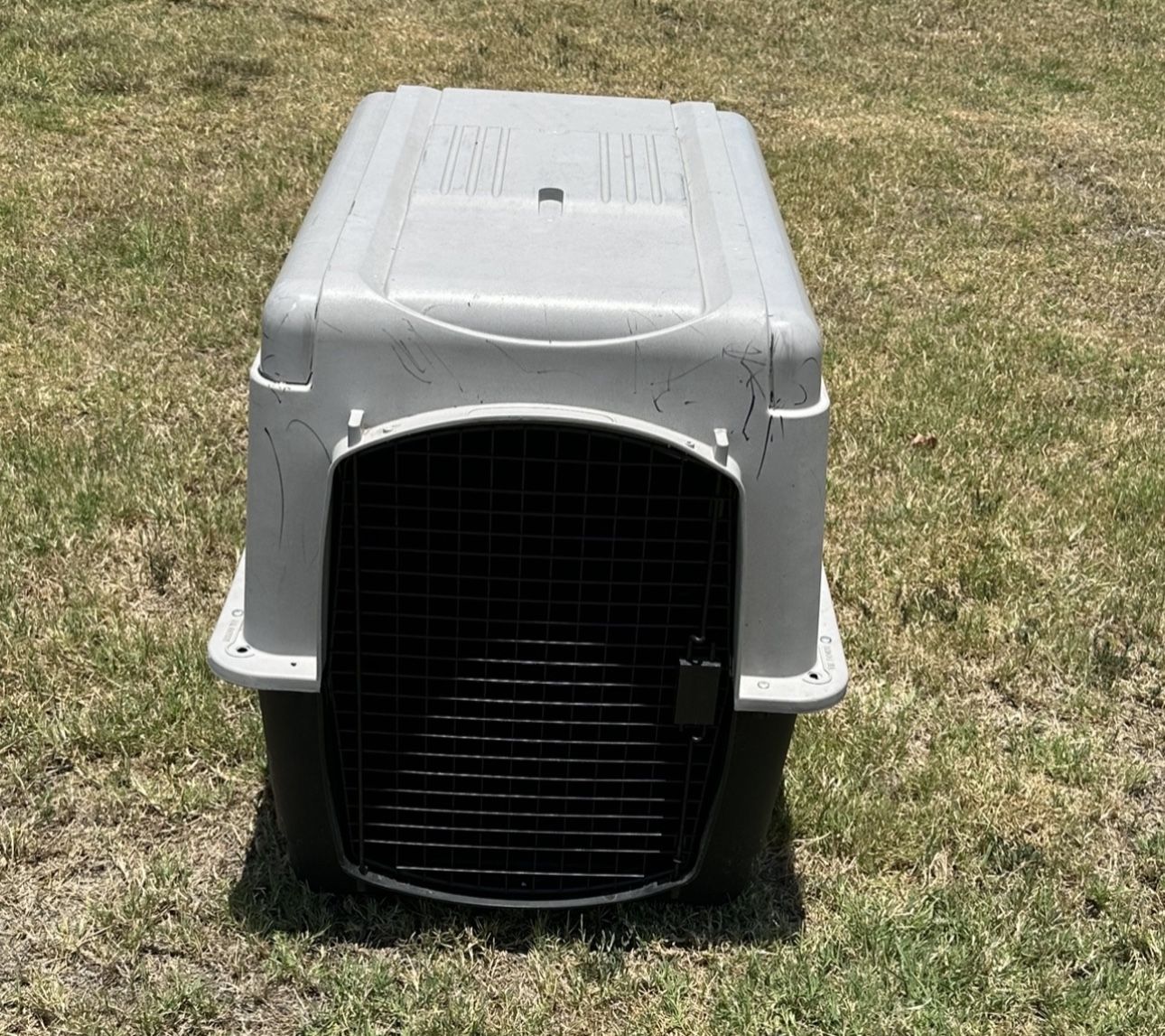 Large Dog Pet Carrier/Dog House (In Excellent Condition and Perfect For The Winter)