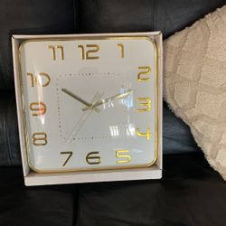 Brand-new 14 inch clock In The Box