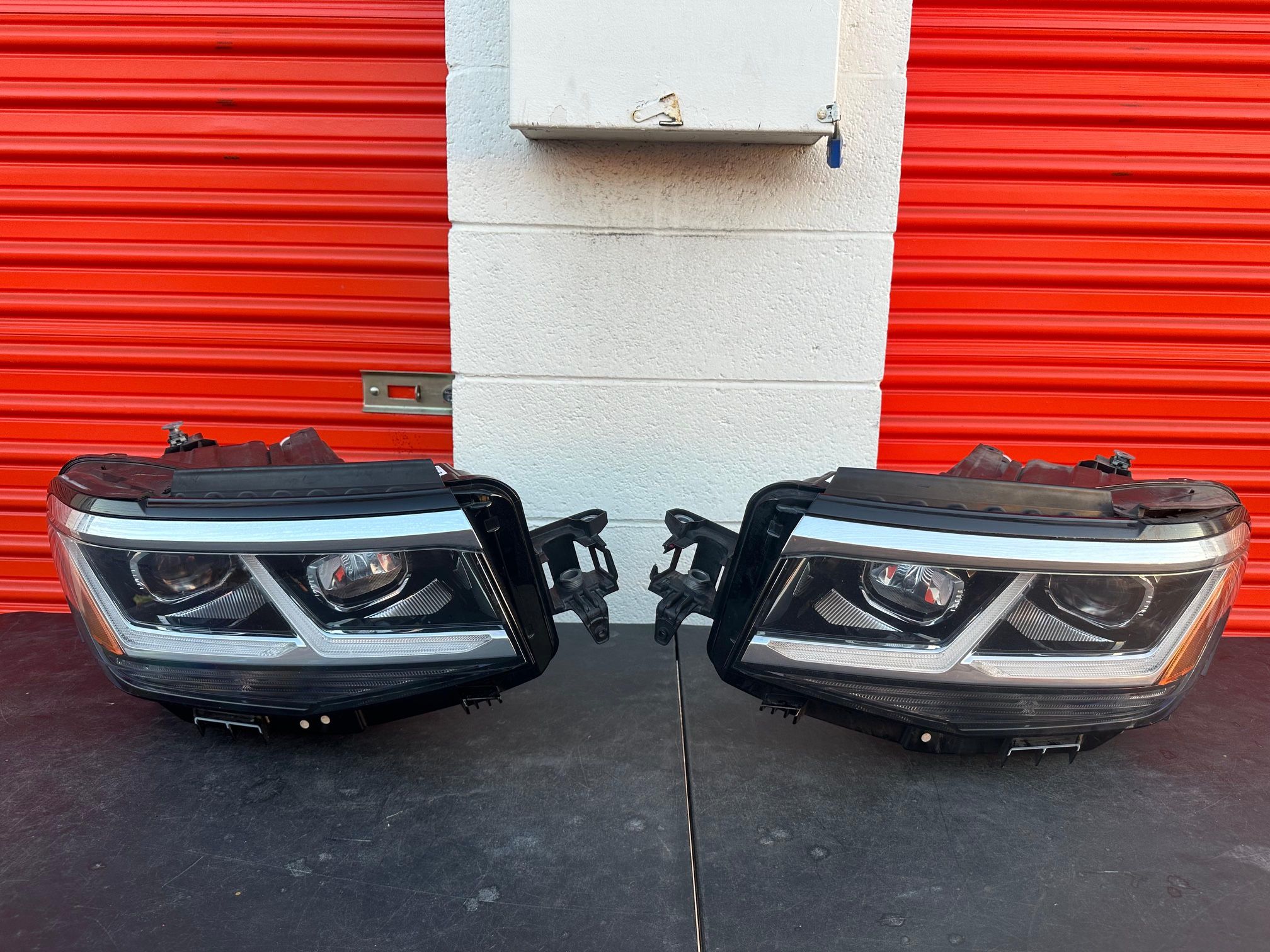 2020-2022 Volkswagen Atlas Cross Sport OEM RightPassenger - left Drive Side Headlight Oem