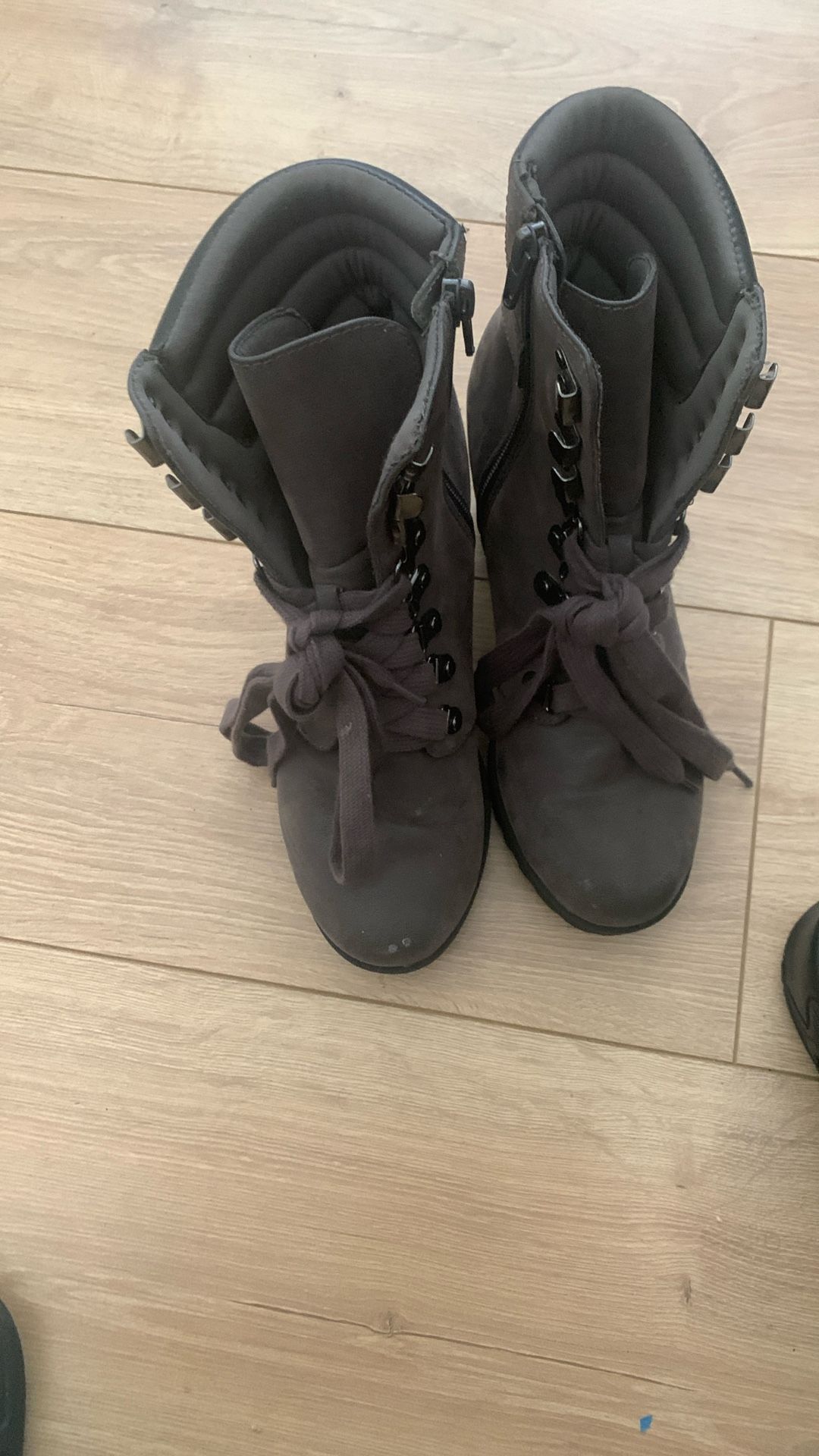 Stylist suede grey boots