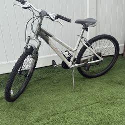 Trek Mountain Bike ( Girls )