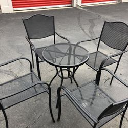 4 Metal chairs and 1 small table for patio / 4 sillas de metal y una mesita para afuera o adentro