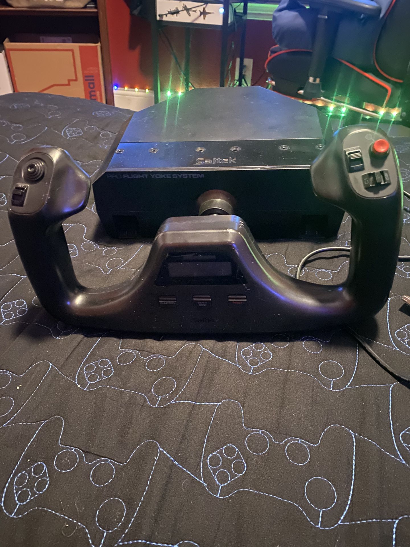 Logitech Flight Simulator Yoke System For PC ONLY!!! PLEASE!!!! JUST GETTING RID OF FIR SOME EXTRA MONEY 