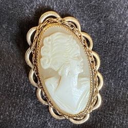 Brooch 