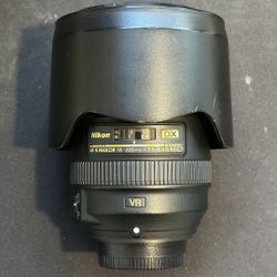 Nikon AF-S DX NIKKOR 18-300mm f/3.5-5.6G ED Vibration Reduction Zoom Lens with Auto Focus for Nikon DSLR Cameras