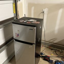Mini fridge with freezer 