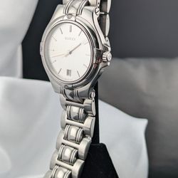 GUCCI 9040M Stainless Steel Quartz Watch – Swiss Made, Silver Dial, Date